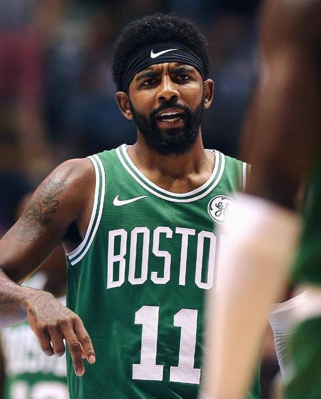 据目击者描 据目击者描