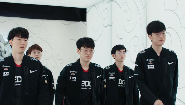 的表现令人 的表现令人